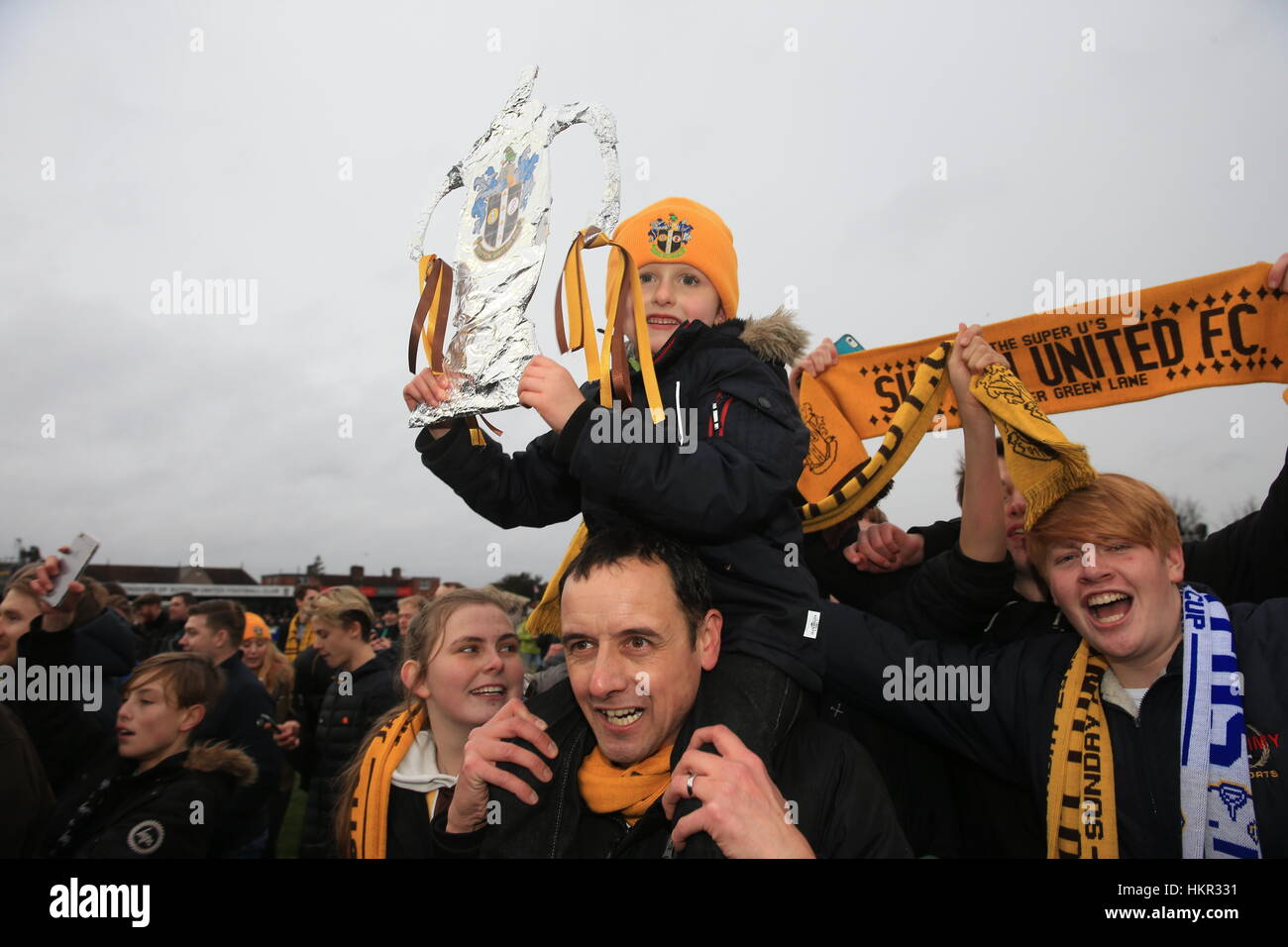 Sutton United-Fans feiern nach Emirates FA Cup, 4. Runde am Sportplatz Borough, London-Spiel. Stockfoto