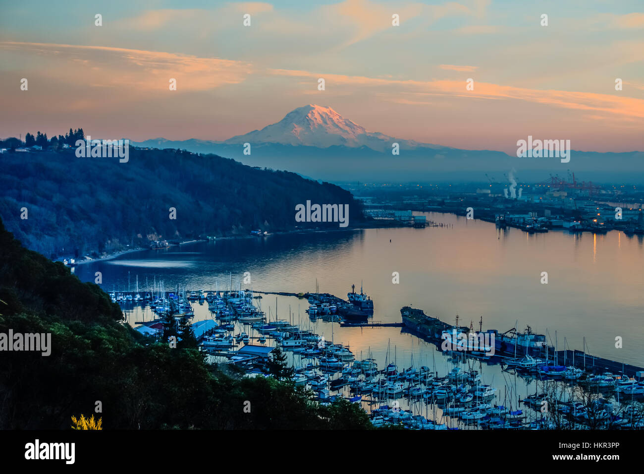 Ein Blick auf Mount Rainier und Port of Tacoma. HDR-Bild. Stockfoto