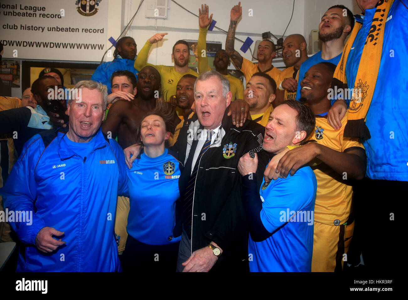 Sutton United feiern in der Umkleidekabine nach Emirates FA Cup, 4. Runde am Sportplatz Borough, London-Spiel. Stockfoto