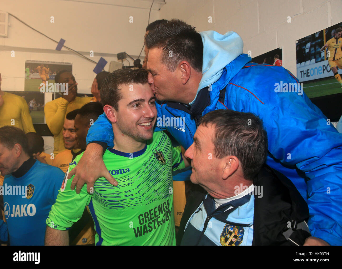 Sutton United-Trainer Paul Doswell küsst Torwart Ross Worner nach Emirates FA Cup, 4. Runde am Sportplatz Borough, London-Spiel. Stockfoto