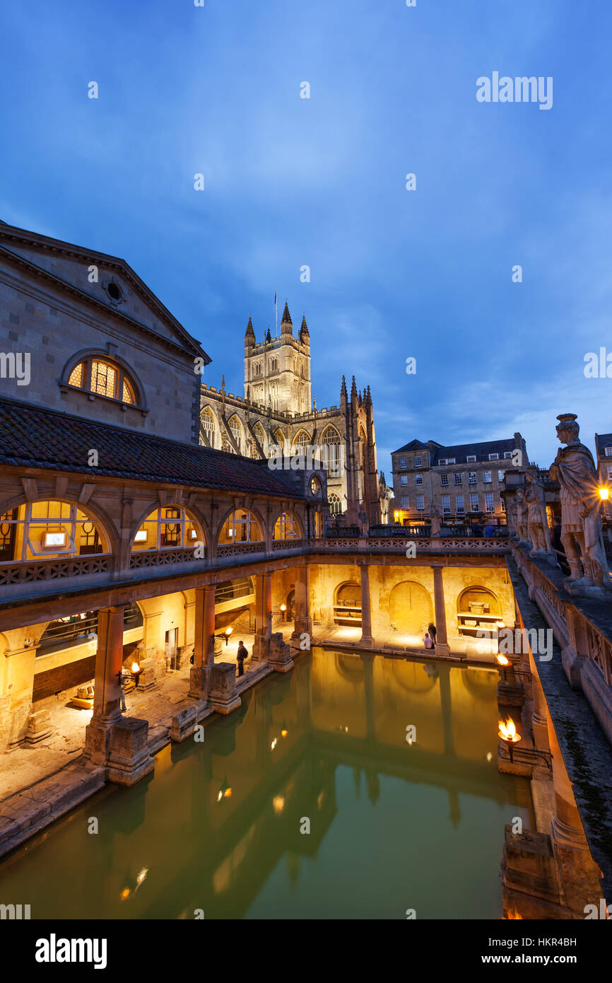 Roman Baths und Bath Abbey in der Nacht in Bath, England, UK. Stockfoto