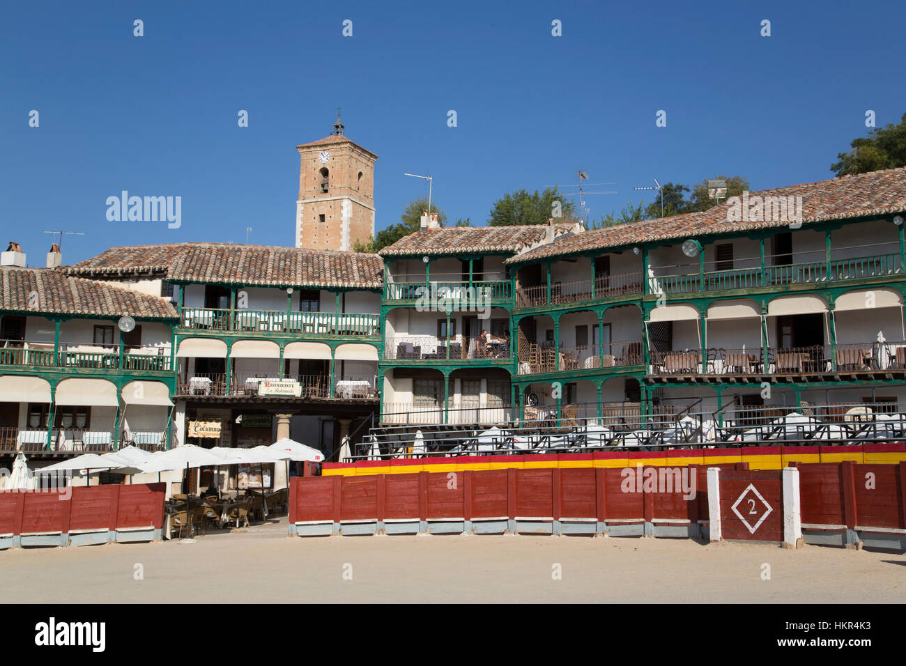 Plaza Mayor mit umgerechnet Stierkampfarena, Balkone, Clock Tower (Hintergrund), Chinchon, Spanien Stockfoto