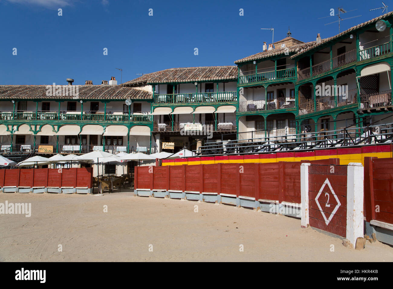 Plaza Mayor mit umgebauten Stierkampfarena, Balkone, Chinchon, Spanien Stockfoto