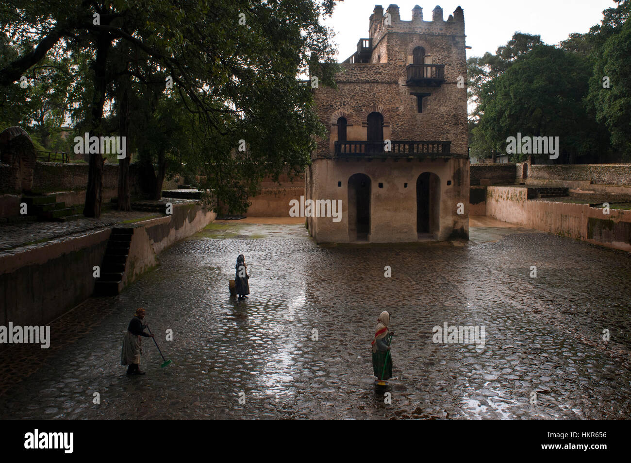 Fasilides Bad, Gondar, Äthiopien. Durch eine alte hölzerne Tür, in dem ein freundlicher alter Mann, scheint die "Garde" der Ort, schläft, afte, gehen Stockfoto