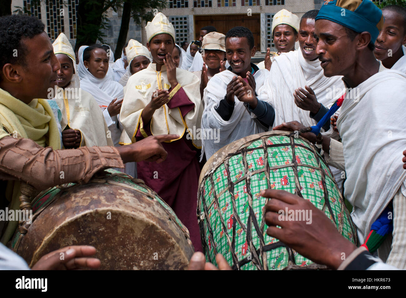 Hochzeit in St Mary von Zion Kirche, Aksum, Äthiopien. Schlagzeug spielen in der modernen Kirche St Mary von Zion in der Zeit, einige Freunde über Stockfoto