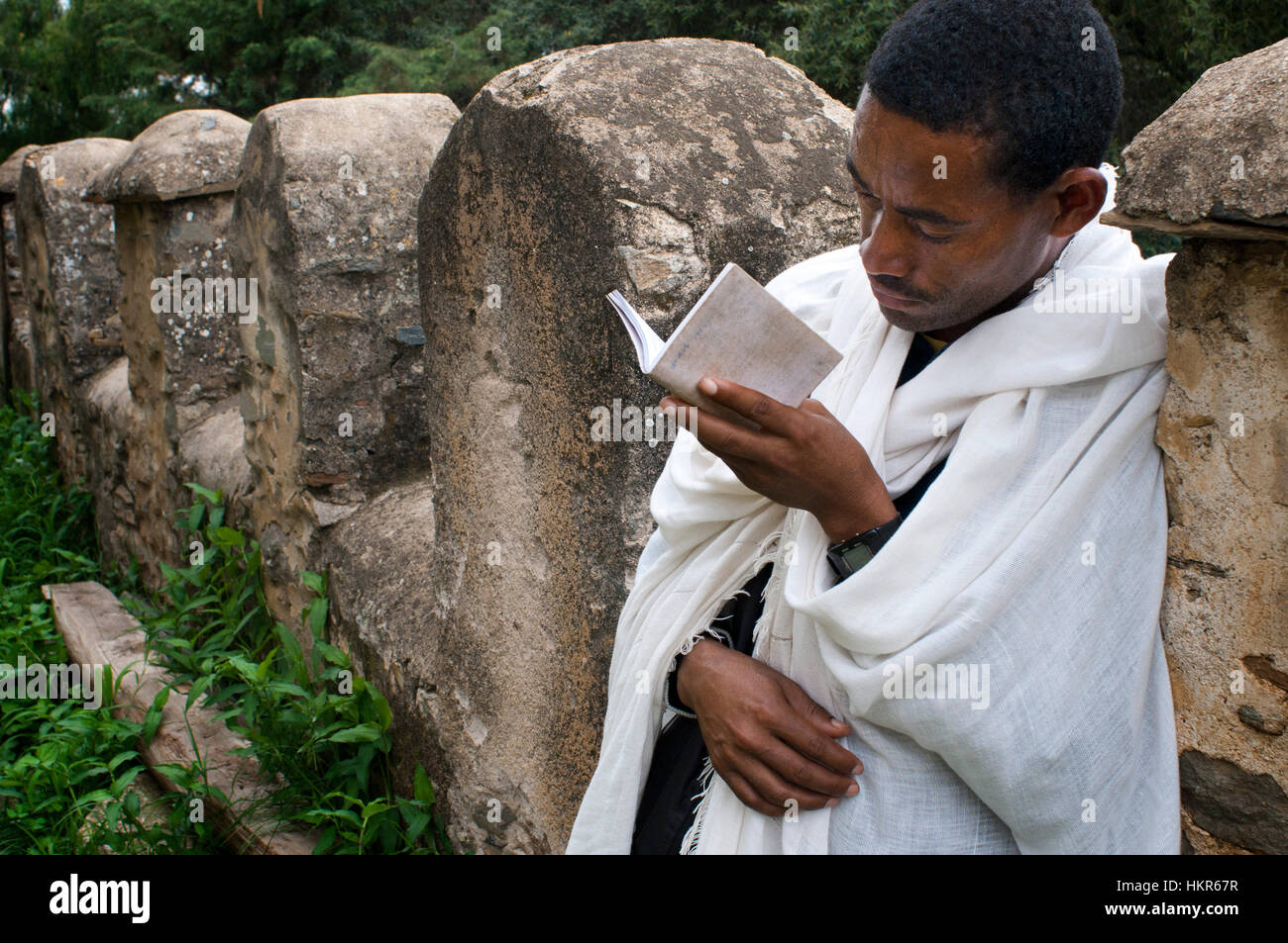 St Mary von Zion Kirche, Aksum, Äthiopien. Ein frommer Christ Coptic betet außerhalb der Kirche St Mary von Zion in Axum, der Ort, wo sie, t glauben Stockfoto