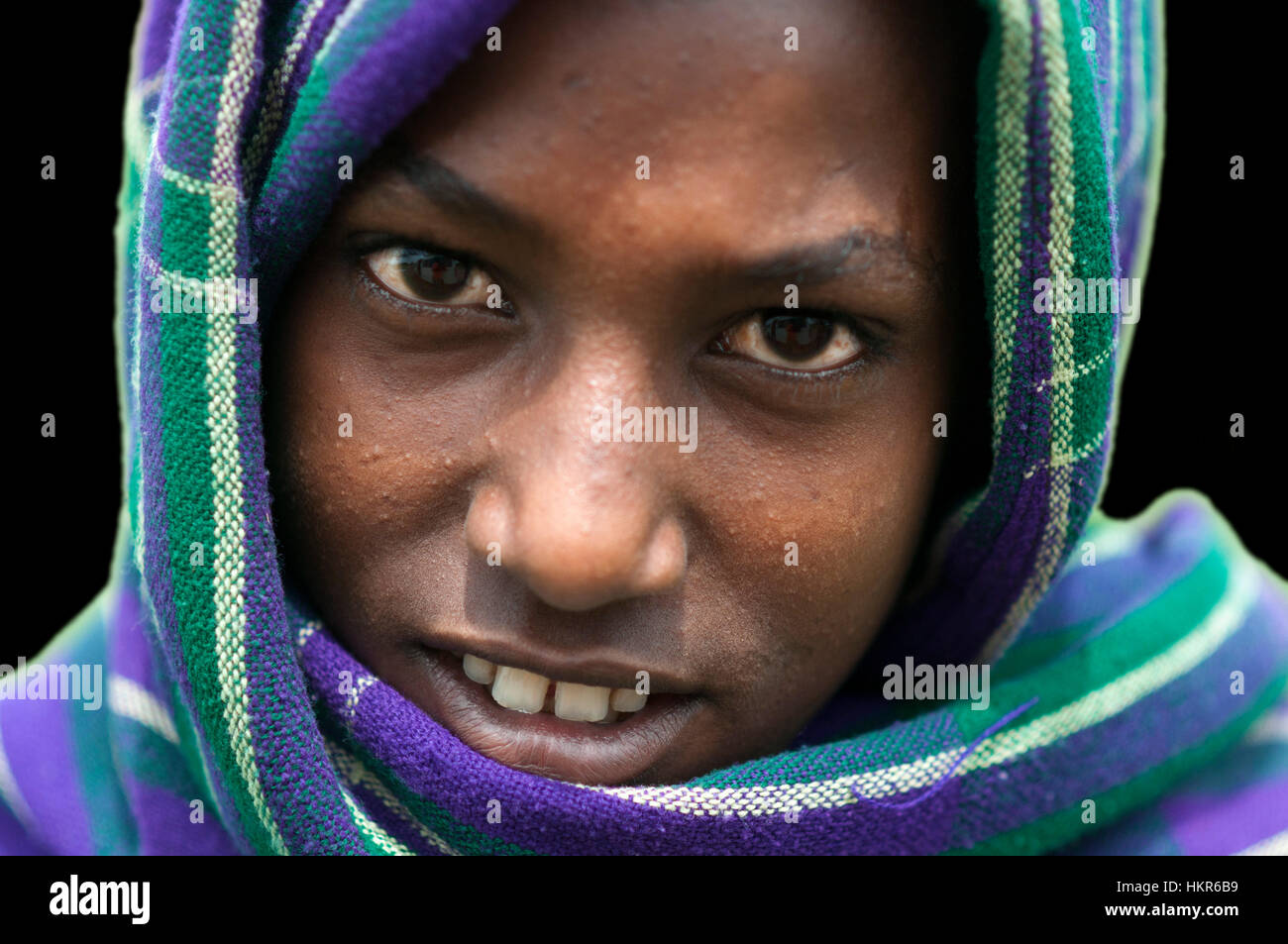 Tis Isat oder Blauer Nil Wasserfälle, Bahar Dar, Äthiopien, Afrika. Porträt eines jungen auf dem Weg zwischen Bahir Dar und der Blaue Nil fällt. Bahir Dar-Angebot Stockfoto