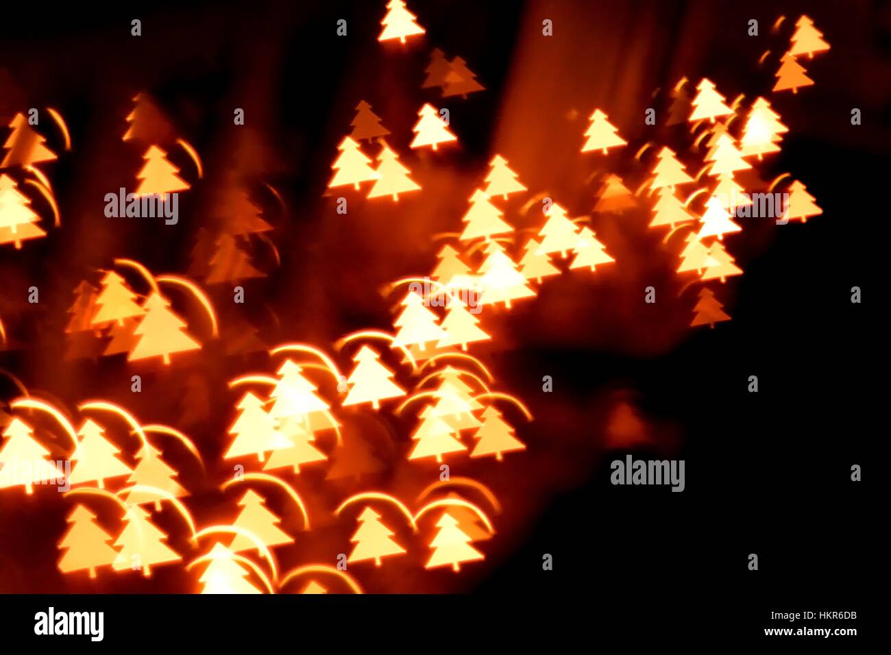 Abstrakter Weihnachtsbaum Formen vor einem dunklen Hintergrund Stockfoto