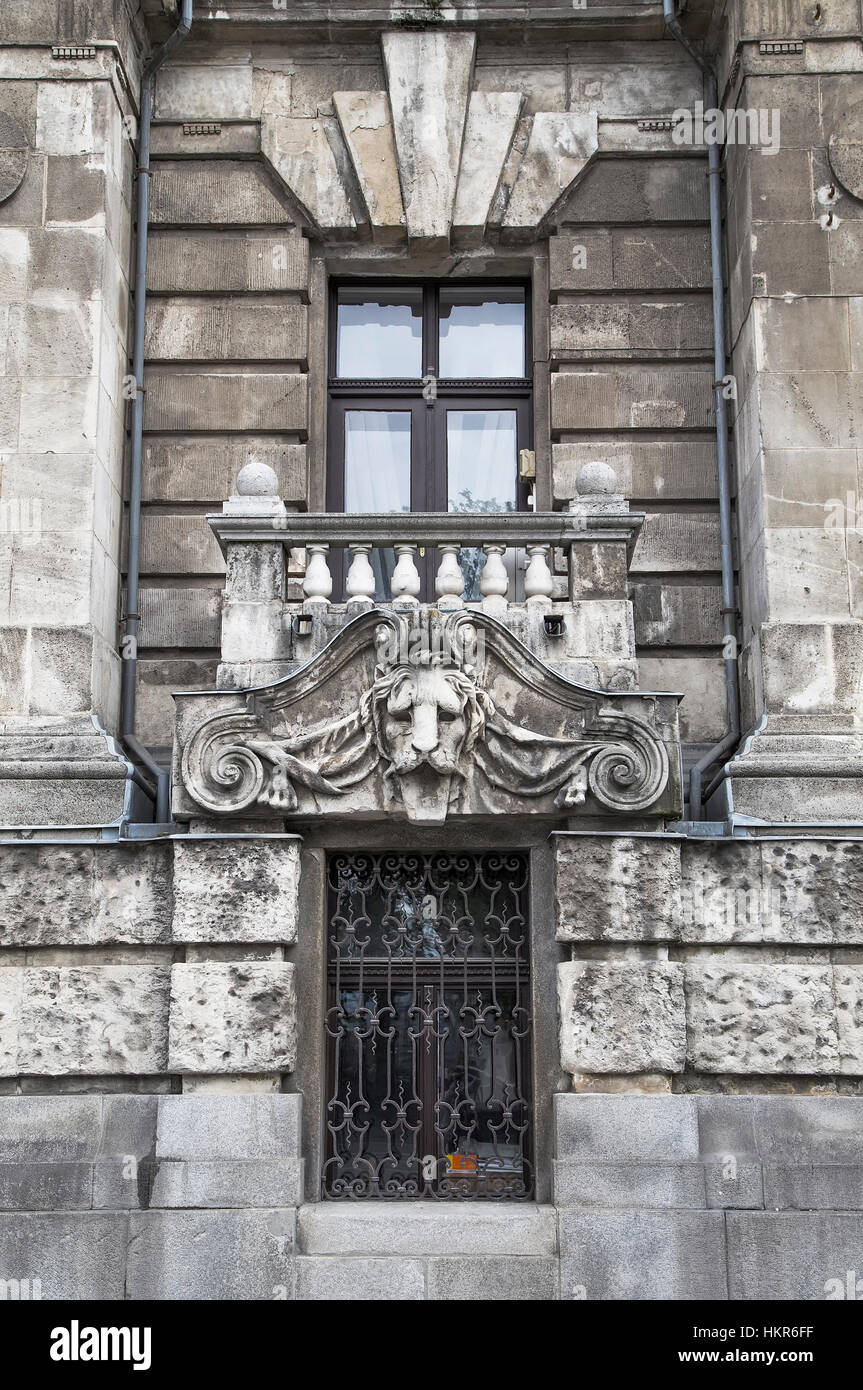 Balkon im klassischen Stil mit einem Flachrelief eines Löwen Stockfoto Balkon im klassischen Stil mit einem Flachrelief eines Löwen Stockfoto