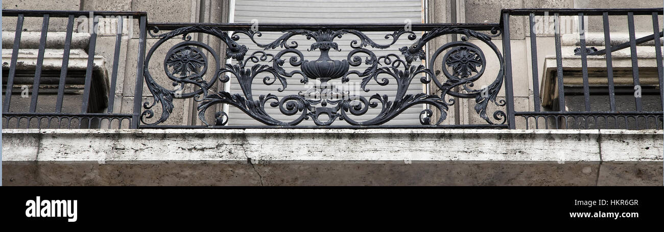 Dekorativen gusseisernen Zaun Balkon der alten Gebäude Stockfoto