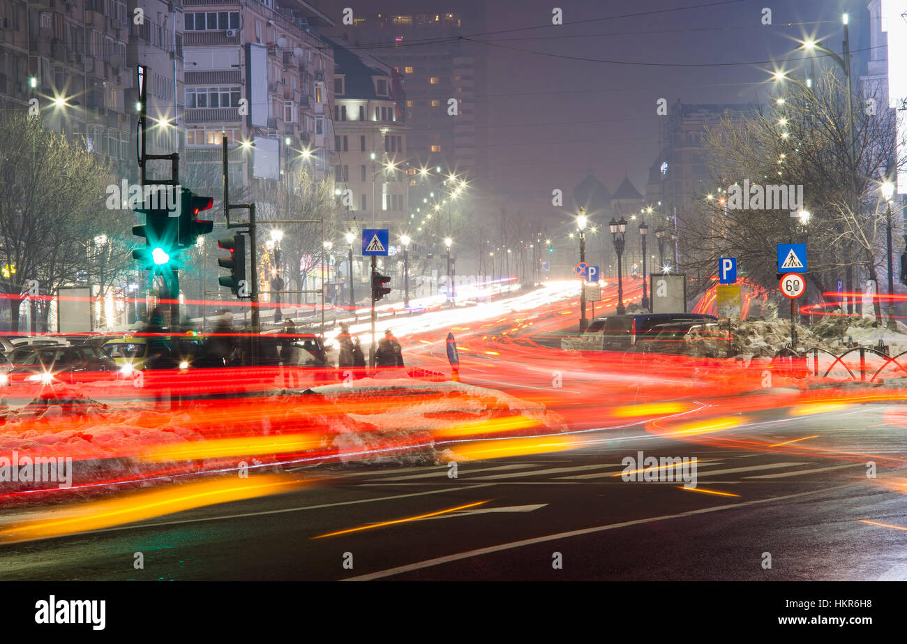 Nachtverkehr in Bukarest Stadt Stockfoto