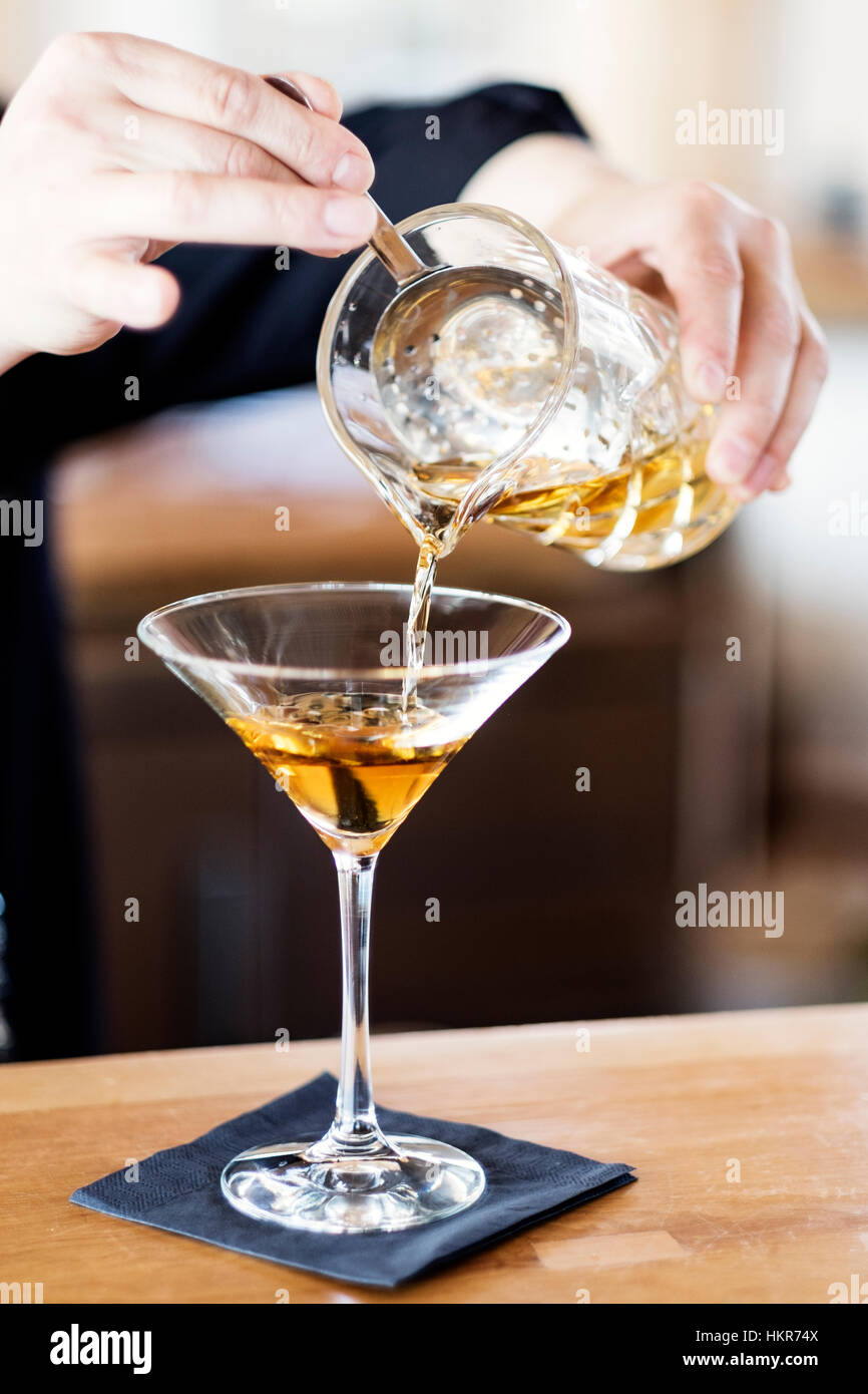 Vorbereitung einen Martini cocktail Stockfoto