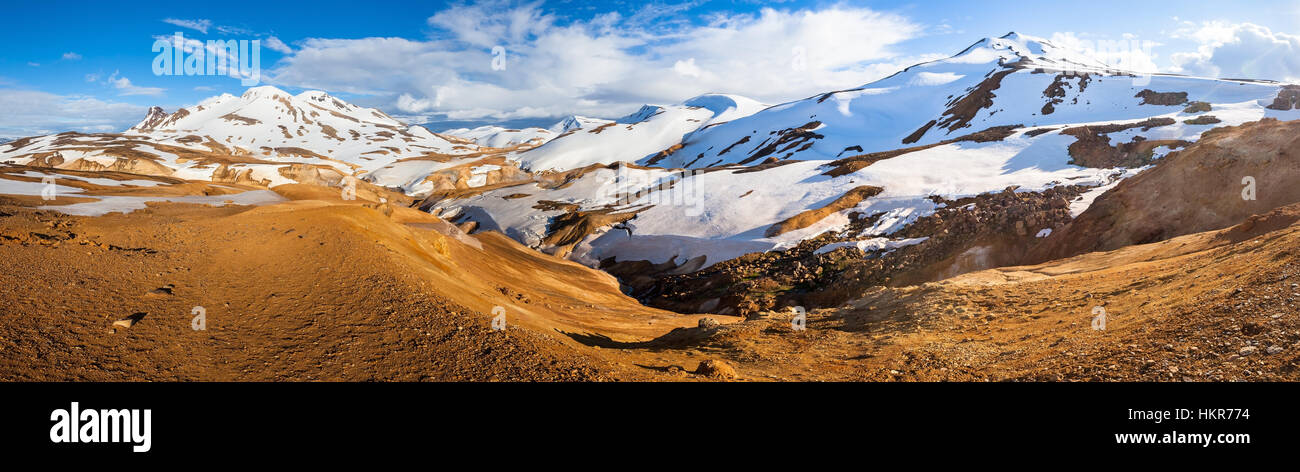 Panoramablick auf Kerlingarfjoll Berg mit Schnee im isländischen Hochland. Dieses Gebiet ist geologisch aktiven mit heißen Quellen und Dampf in Island Stockfoto