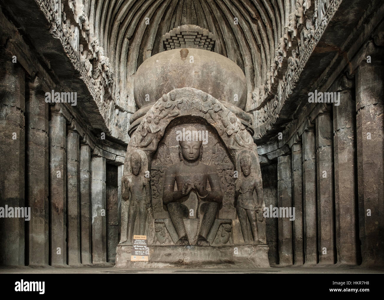 Eine buddhistische Meditation/Betsaal in der Ellora Höhlen Unesco World Heritage Site, Maharashtra, Indien Stockfoto