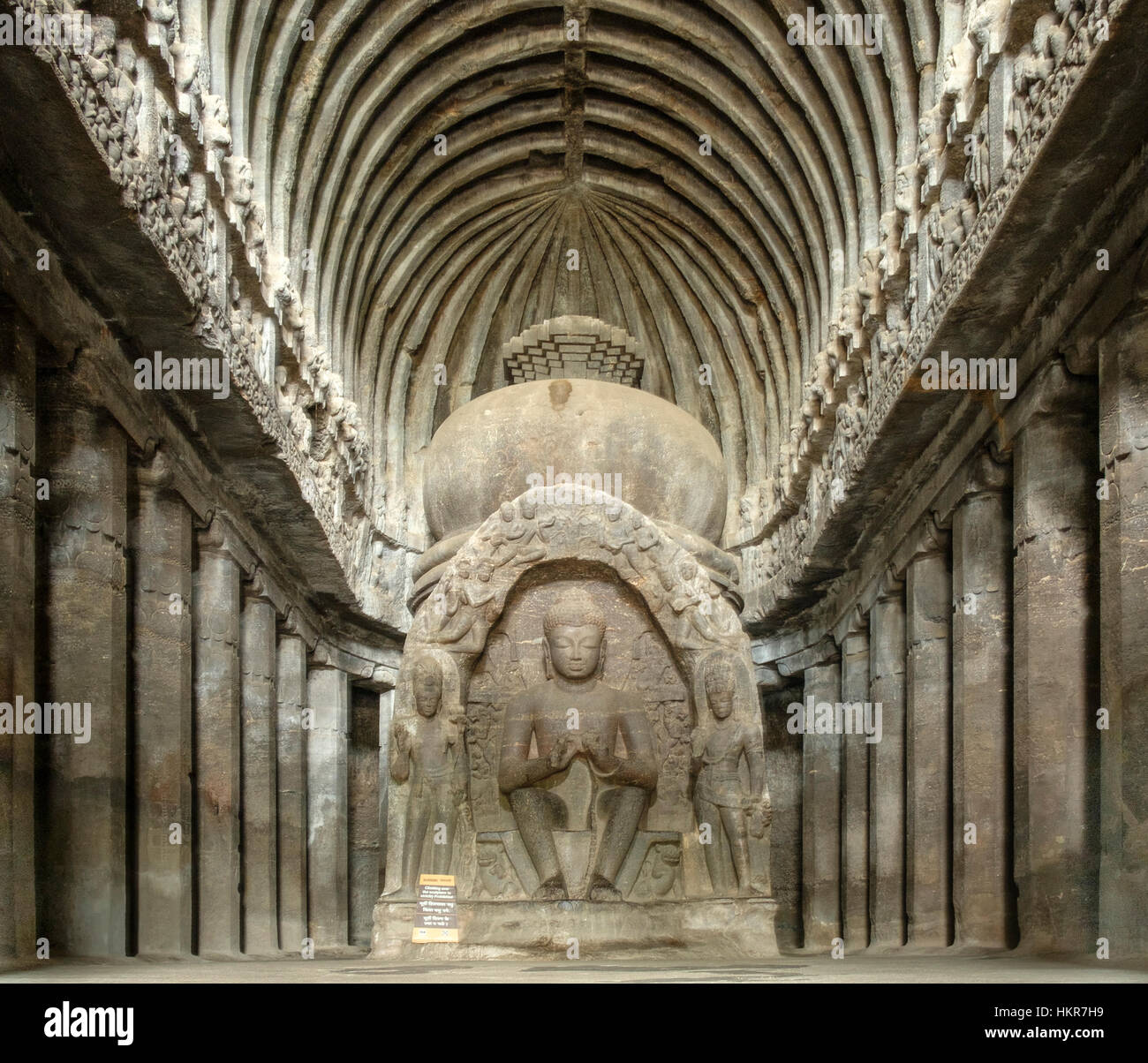 Eine buddhistische Meditation/Betsaal in der Ellora Höhlen Unesco World Heritage Site, Maharashtra, Indien Stockfoto