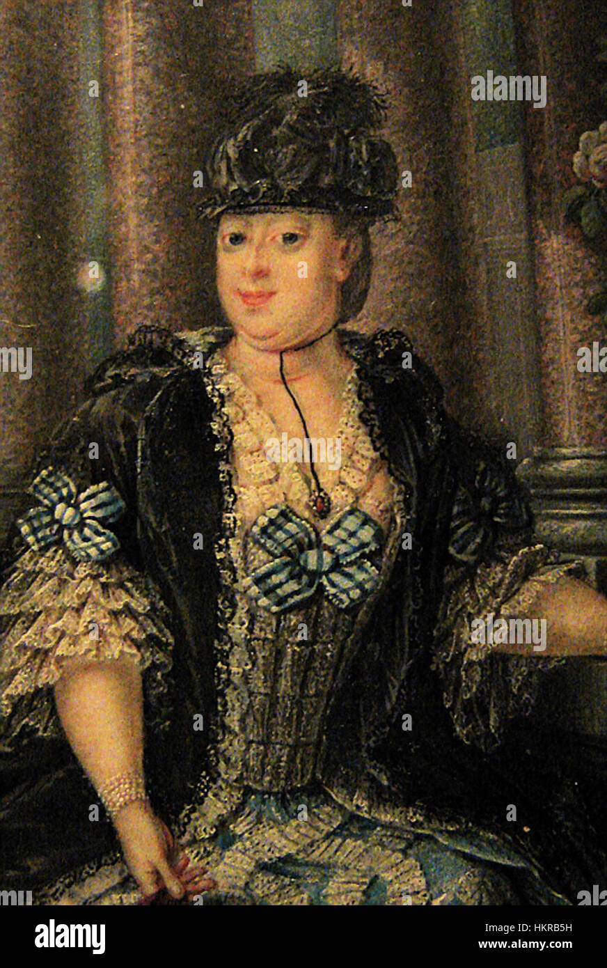 Dieses Gemälde von Carl Daniel Voigts stellt Caroline Mathilde dar und fängt die königliche und würdevolle Präsenz der dänischen Königin ein. Das Porträt ist reich an historischen Details und zeigt die Meisterschaft des Künstlers im Porträt des 18. Jahrhunderts. Stockfoto