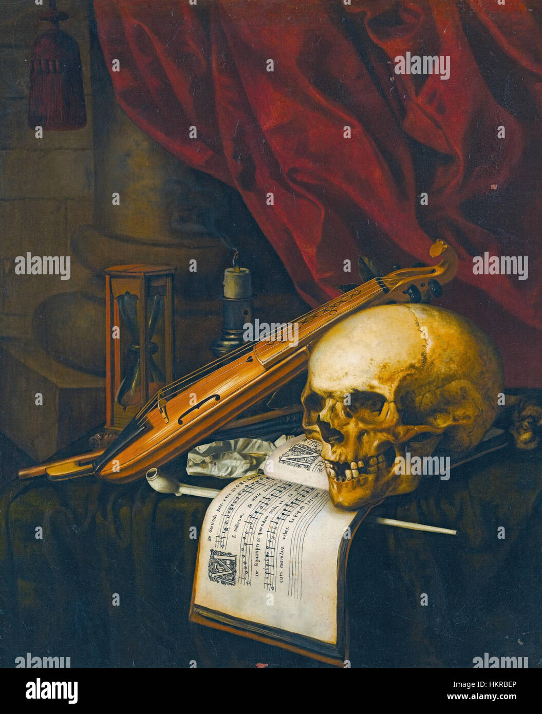 Carstian Luyckx - Vanitas-Stillleben mit einem Totenkopf, eine Geige, eine Partitur, eine Pfeife und Tabak, eine Sanduhr und eine Kerze auf dem Tisch drapiert Stockfoto