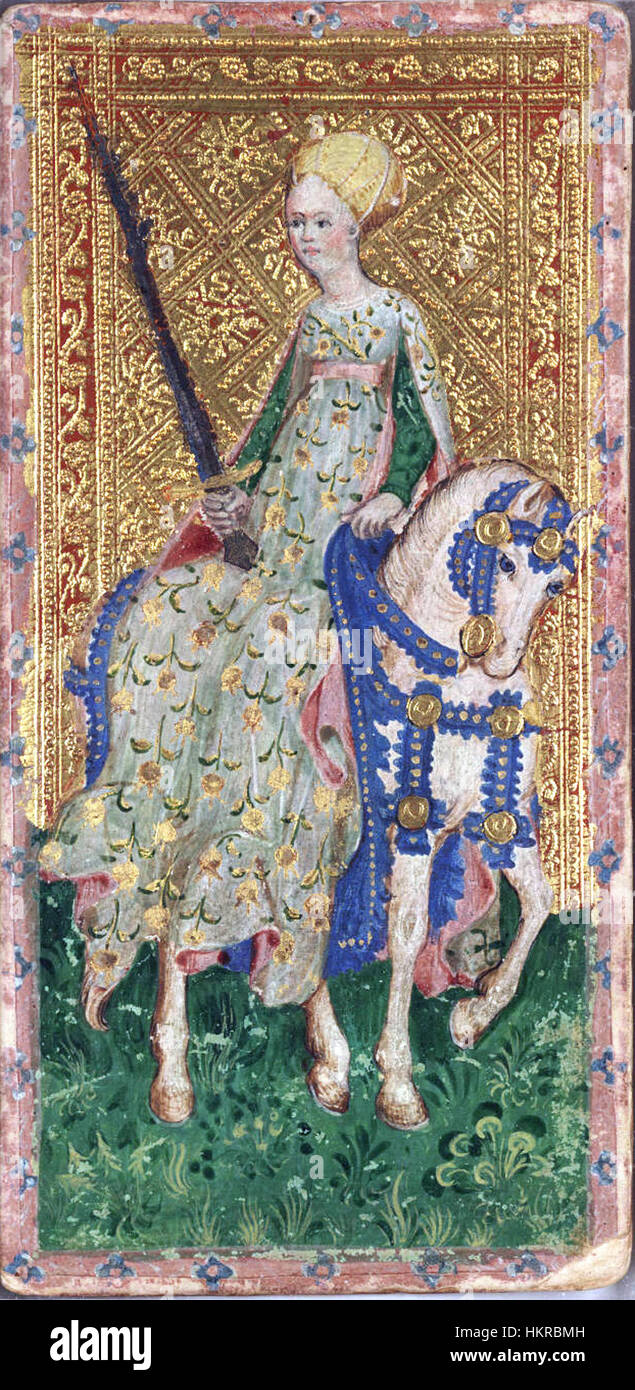 Die Schwertreiterin, eine Hofkarte aus dem Cary-Yale-Tarotdeck des 15. Jahrhunderts, zeigt eine berittene Figur, die ein Schwert hält und Intellekt, Handlung und Kommunikation symbolisiert, in einem gestalteten Kunstwerk. Stockfoto