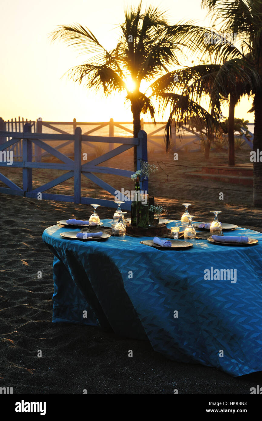 blaue Tafel mit Platten auf Licht des Sonnenuntergangs Stockfoto
