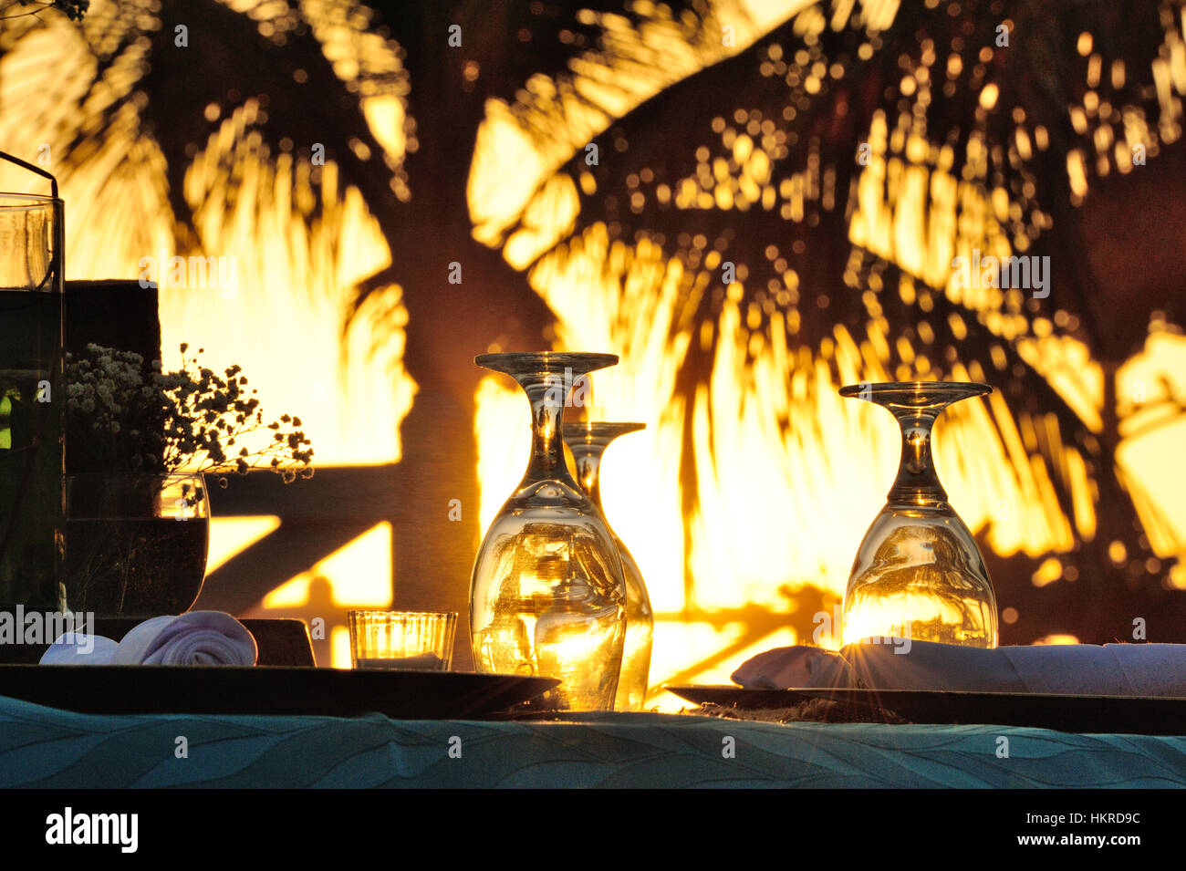 Nahaufnahme der Gläser auf Tisch bei Sonnenuntergang Stockfoto