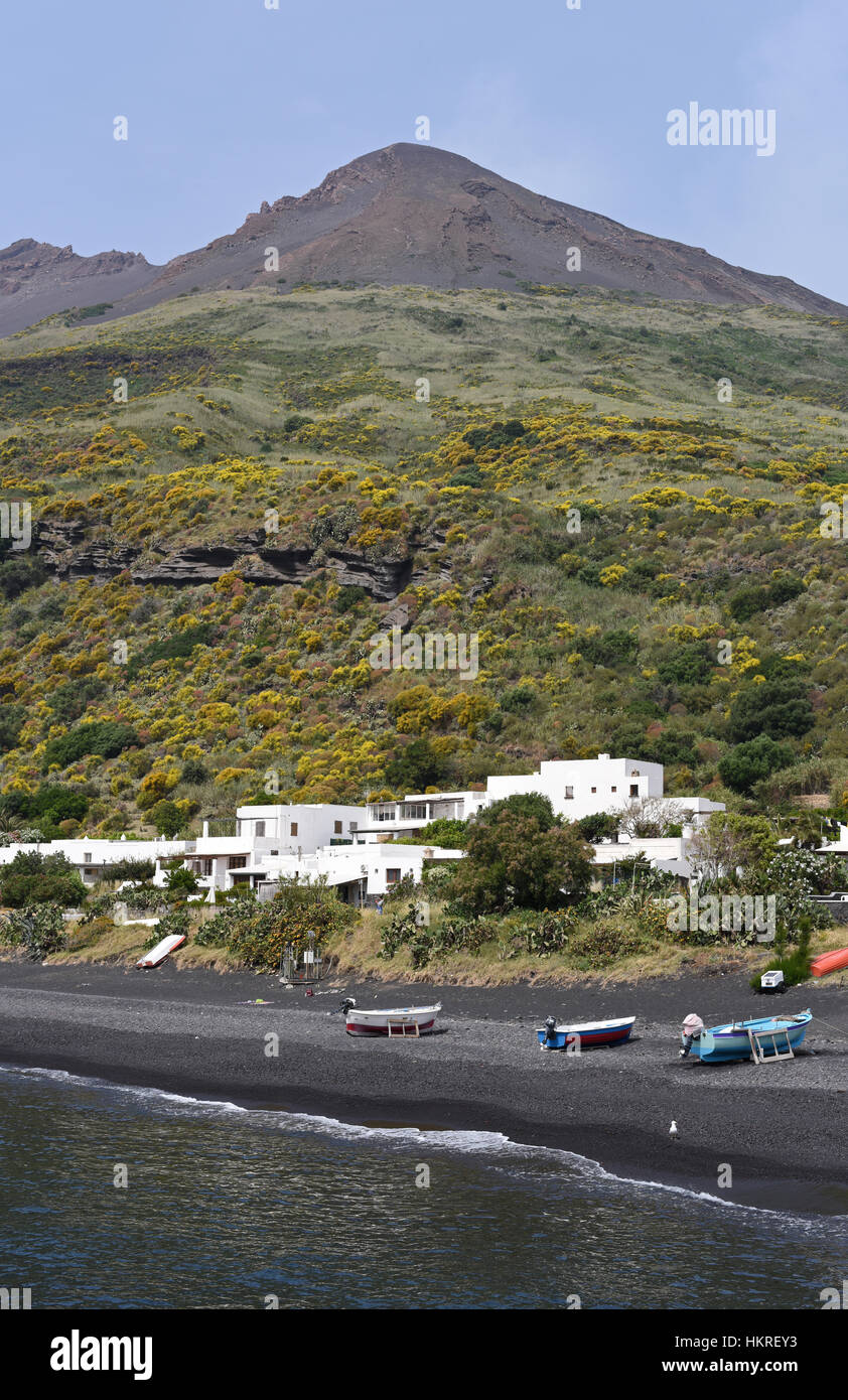 Blick auf Stromboli vom Fährhafen Stockfoto