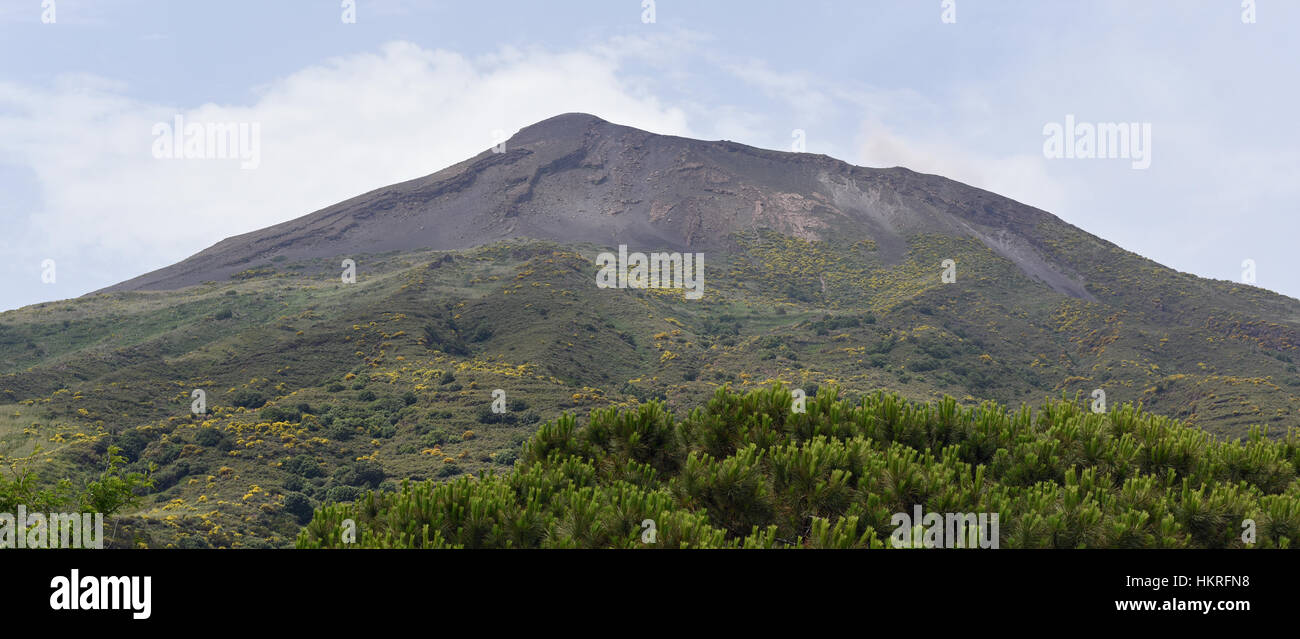 Blick auf den aktiven Vulkan Stromboli, einer der Äolischen Inseln vor Sizilien Stockfoto