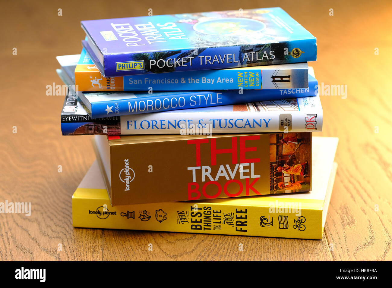 Travel Guide Book auf eine Tischplatte Stockfoto