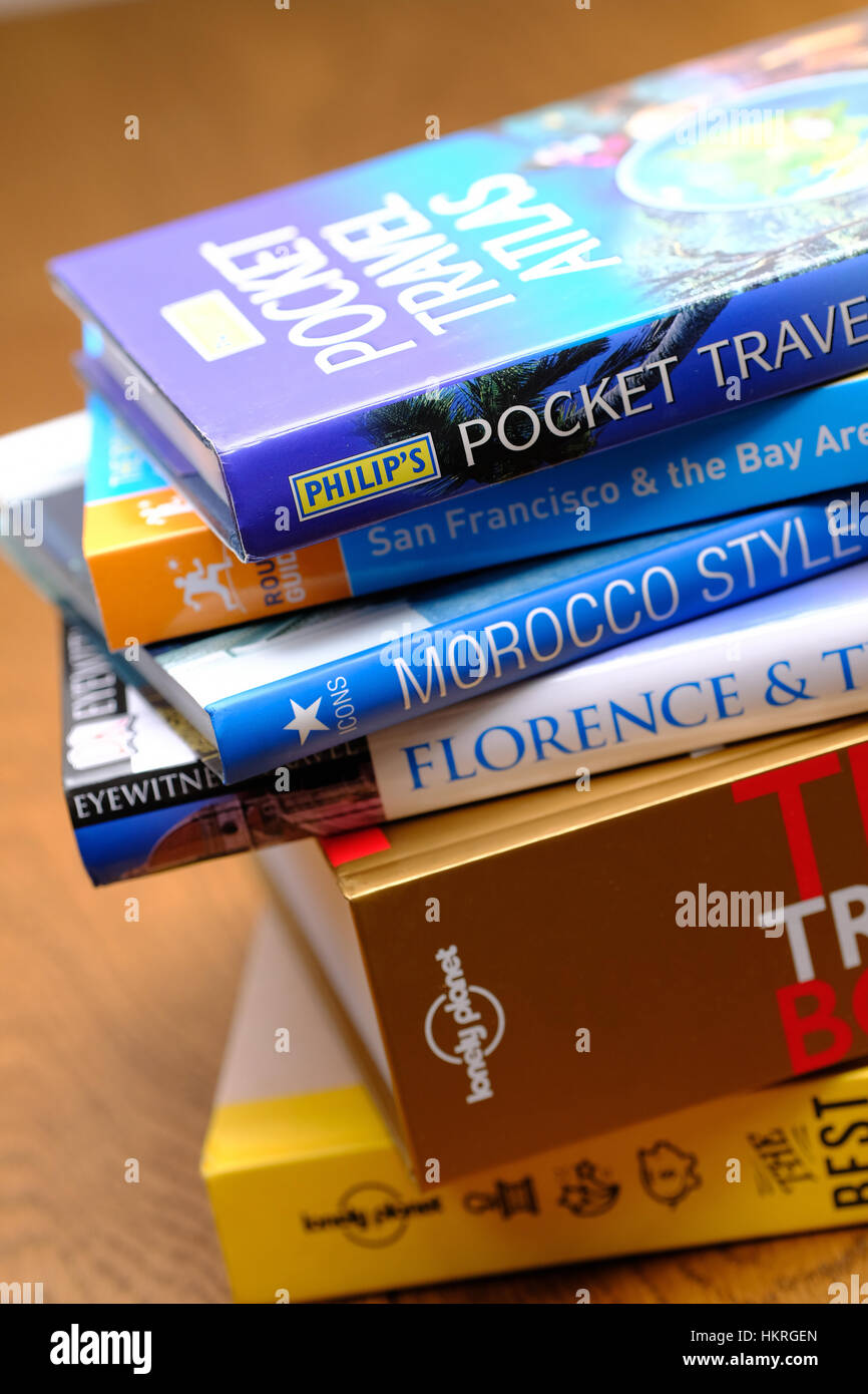 Travel Guide Book auf eine Tischplatte Stockfoto
