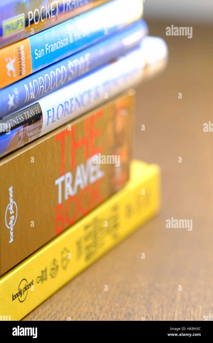 Travel Guide Book auf eine Tischplatte Stockfoto