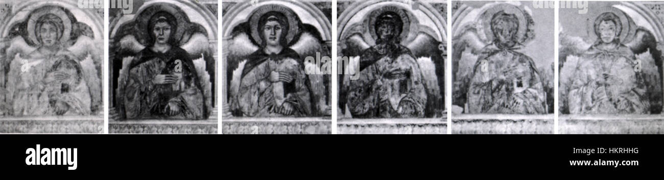 Dieses Kunstwerk von Cimabue zeigt Engel, die im Raum über den linken Querschienenloggien platziert sind und die Meisterschaft des Künstlers in der Darstellung religiöser Figuren und ihrer ätherischen Präsenz demonstrieren. Stockfoto