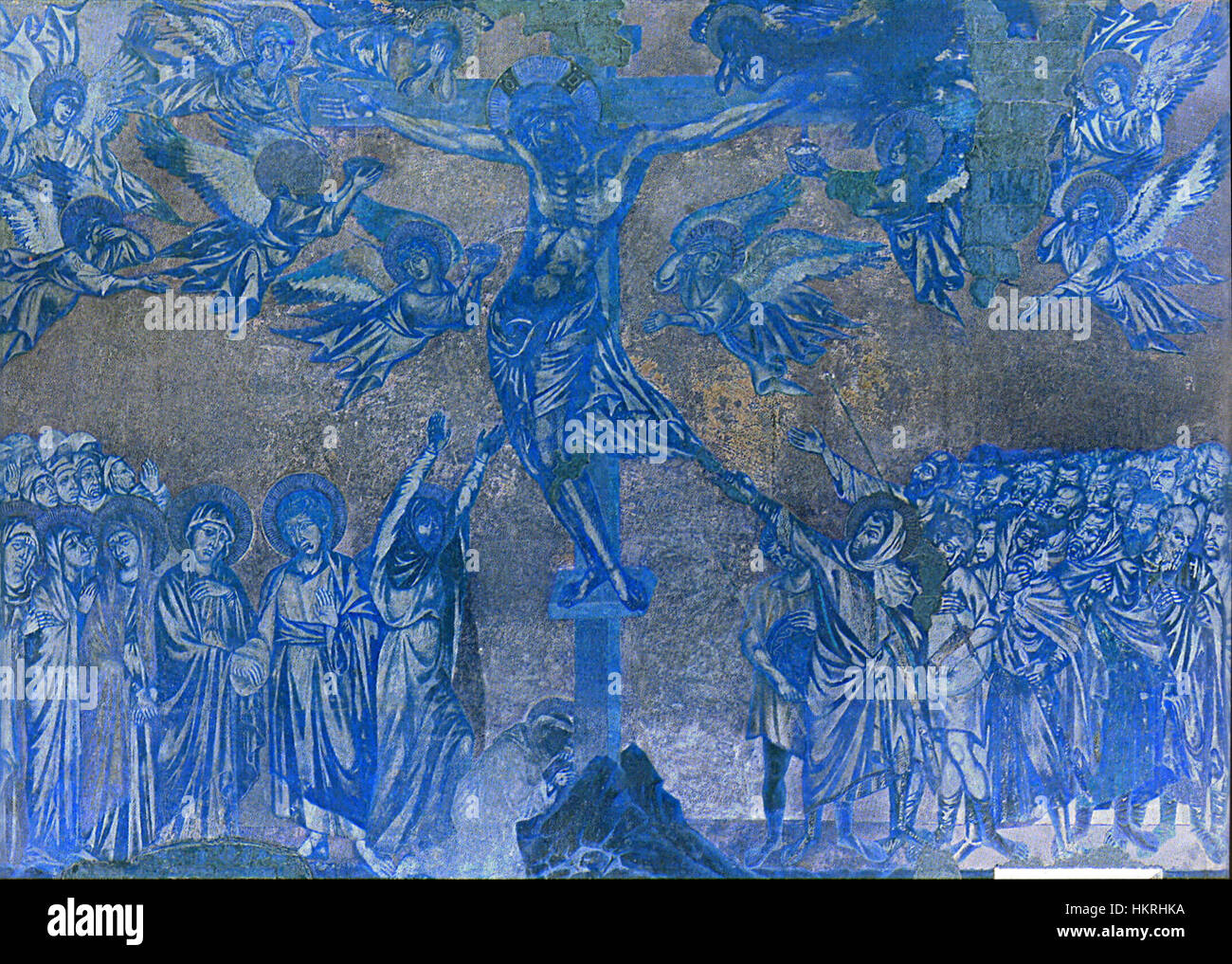 Ein Gemälde von Cimabue, das die Kreuzigung Christi im linken Querschiff einer Kirche darstellt. Das Kunstwerk ist bekannt für seine detaillierte religiöse Ikonographie und den gotischen Stil, der charakteristisch für das Werk des Künstlers aus dem späten 13. Jahrhundert ist. Stockfoto