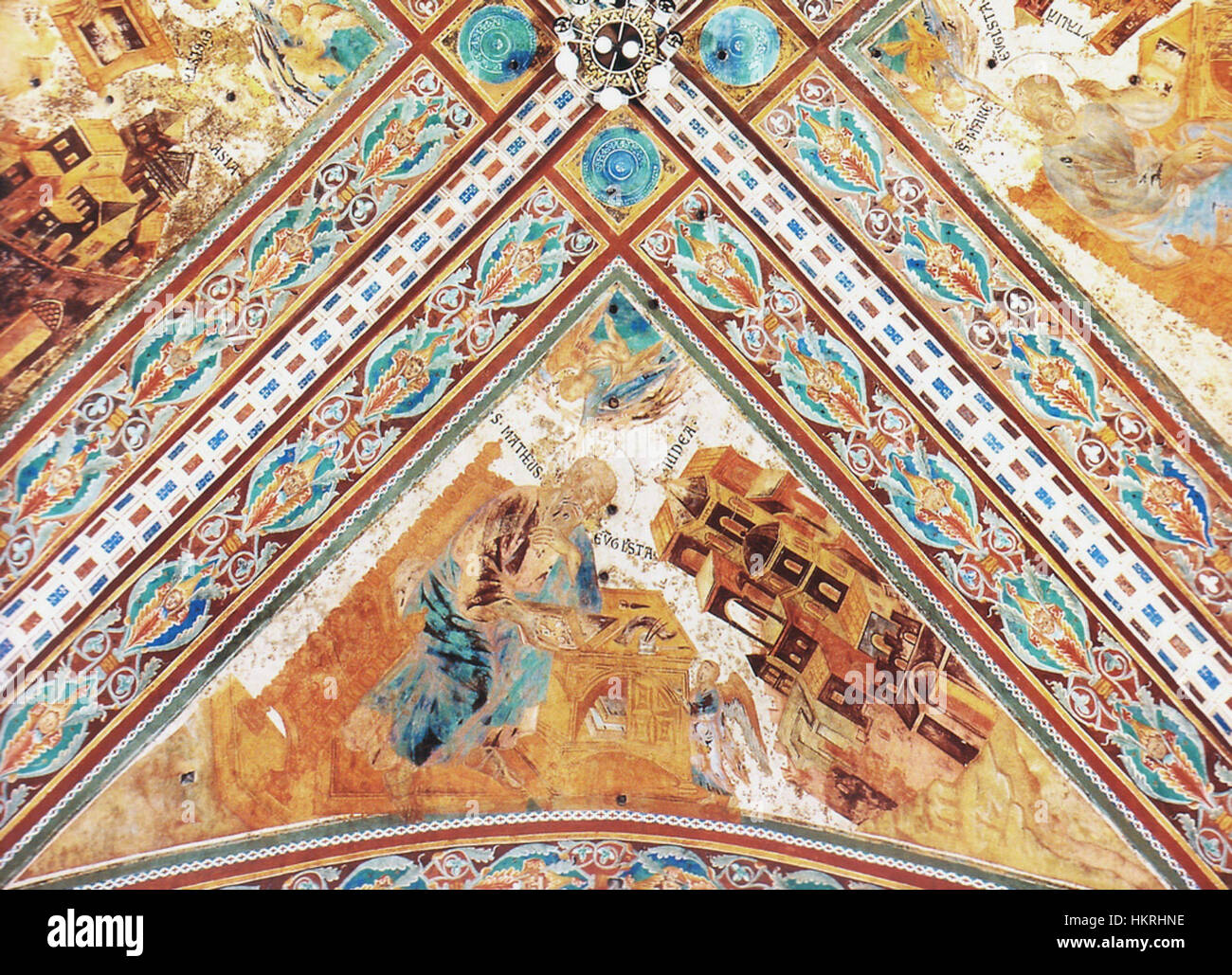 Ein berühmtes Fresko von Cimabue, das den heiligen Matthäus, einen der Evangelisten, in einer traditionellen religiösen Szene darstellt. Das Werk spiegelt die frühen Stadien der italienischen Renaissance-Kunst und der religiösen Ikonographie wider. Stockfoto