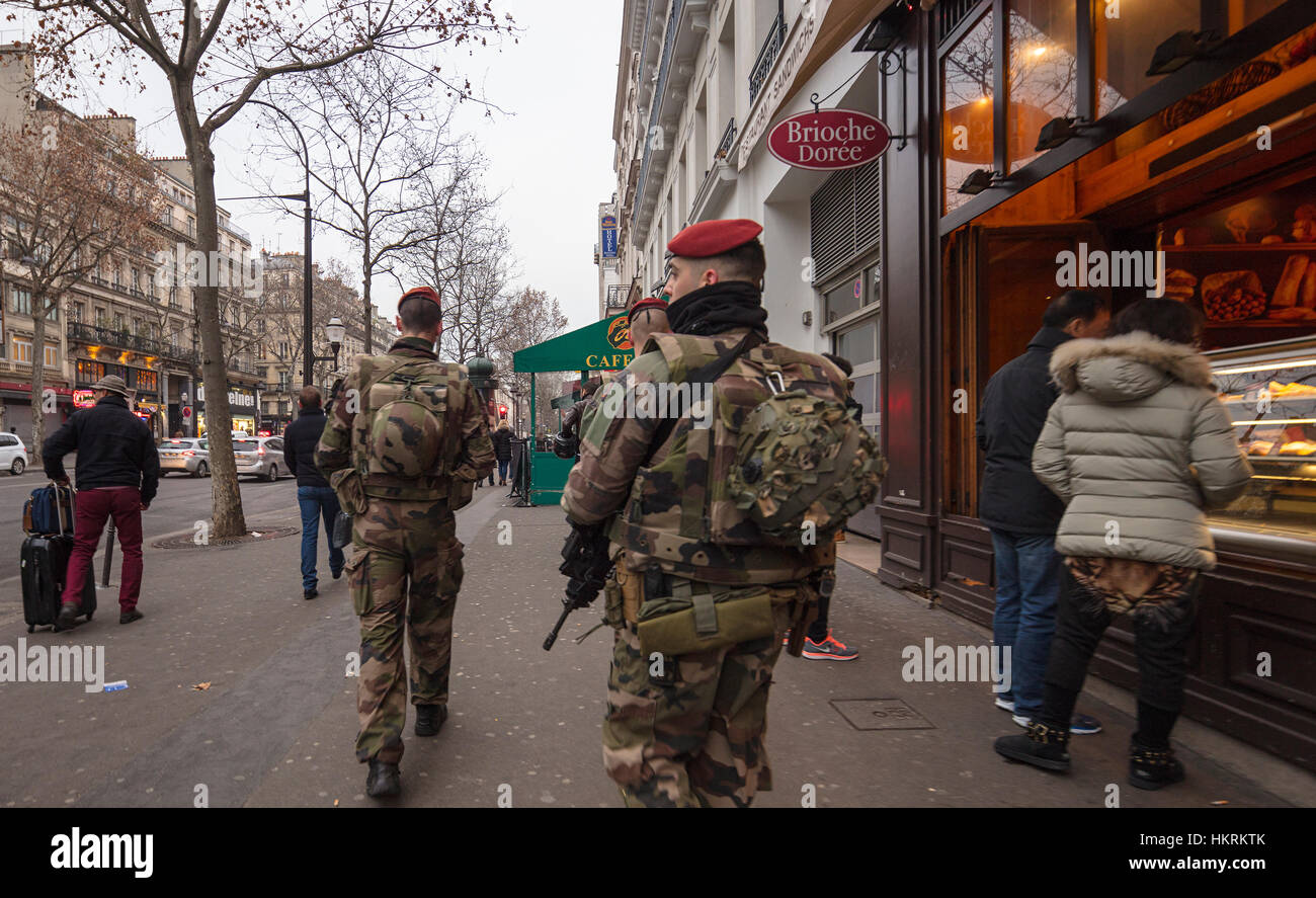 Französische Armeesoldaten patrouillieren Hauptstraße in Paris, Frankreich Stockfoto