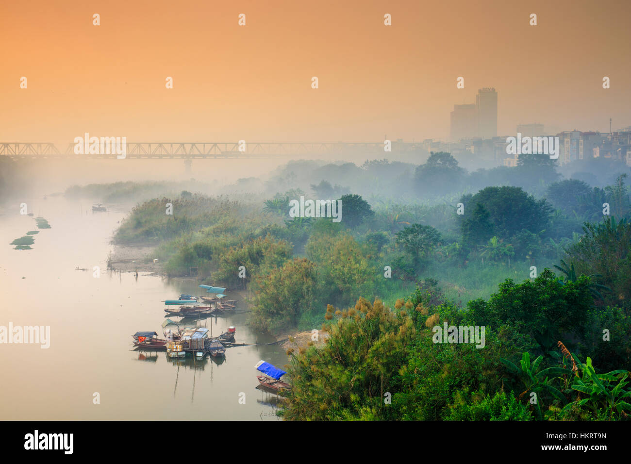 Hanoi - die Aussicht auf die roten Fluß bei Sonnenuntergang Blick von Long Bien Brücke Stockfoto