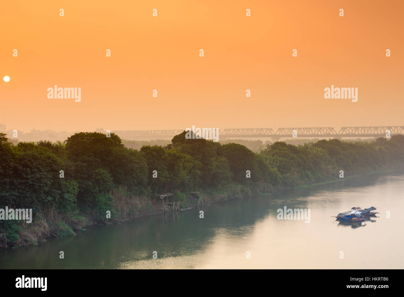 Hanoi - die Aussicht auf die roten Fluß bei Sonnenuntergang Blick von Long Bien Brücke Stockfoto