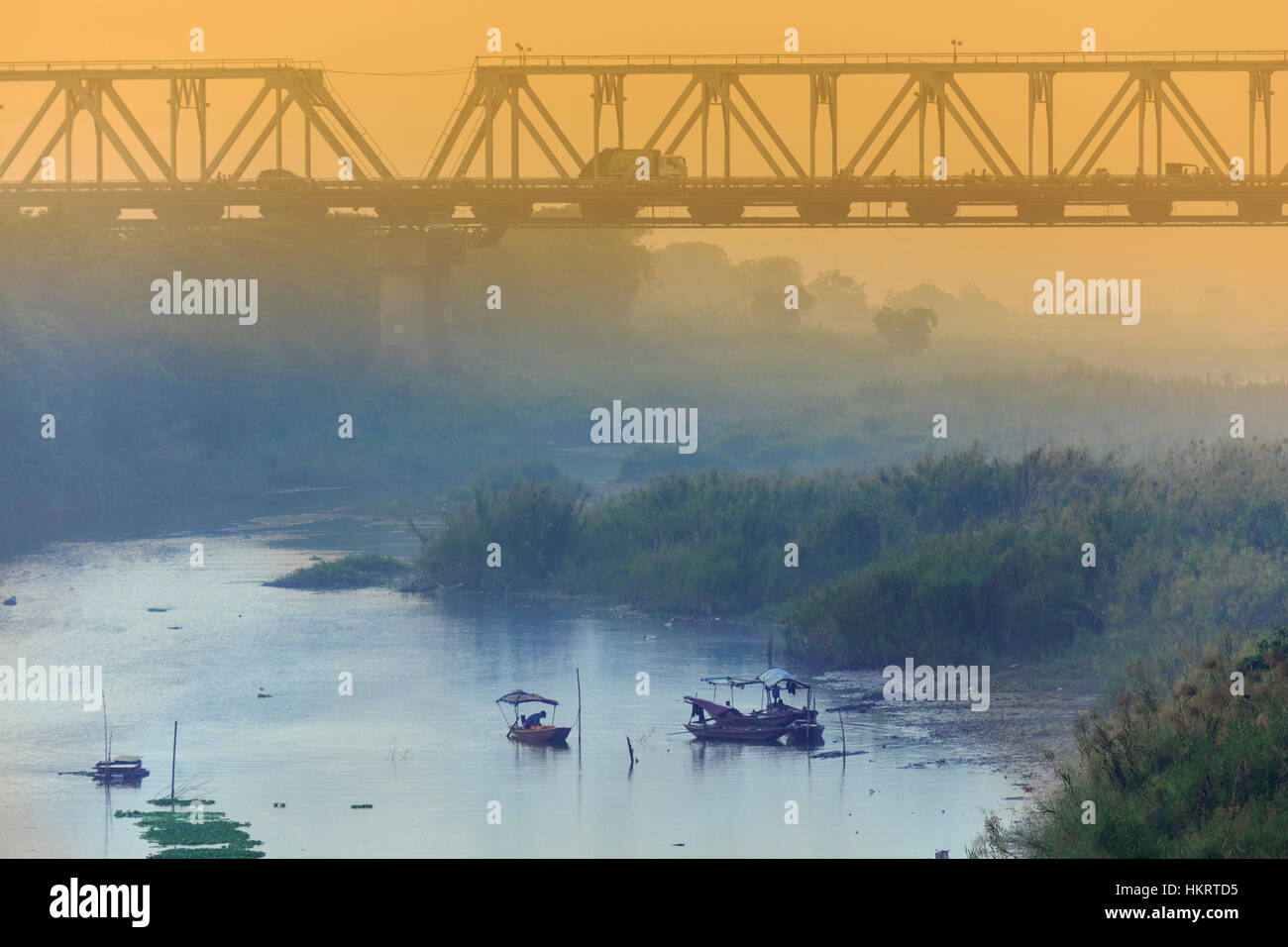 Hanoi - die Aussicht auf die roten Fluß bei Sonnenuntergang Blick von Long Bien Brücke Stockfoto