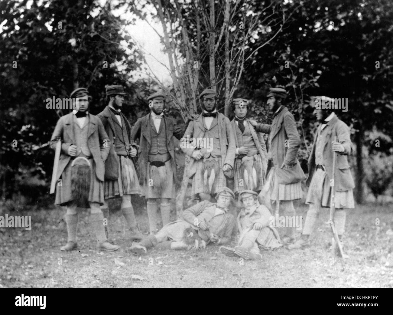 Dieses Foto von George Washington Wilson zeigt mehrere Personen, darunter D. Kennedy, J. Smith und andere. Das Bild fängt die Ähnlichkeiten dieser Männer in einem formalen Rahmen ein und zeigt ihre Bedeutung im historischen Kontext der Zeit. Stockfoto