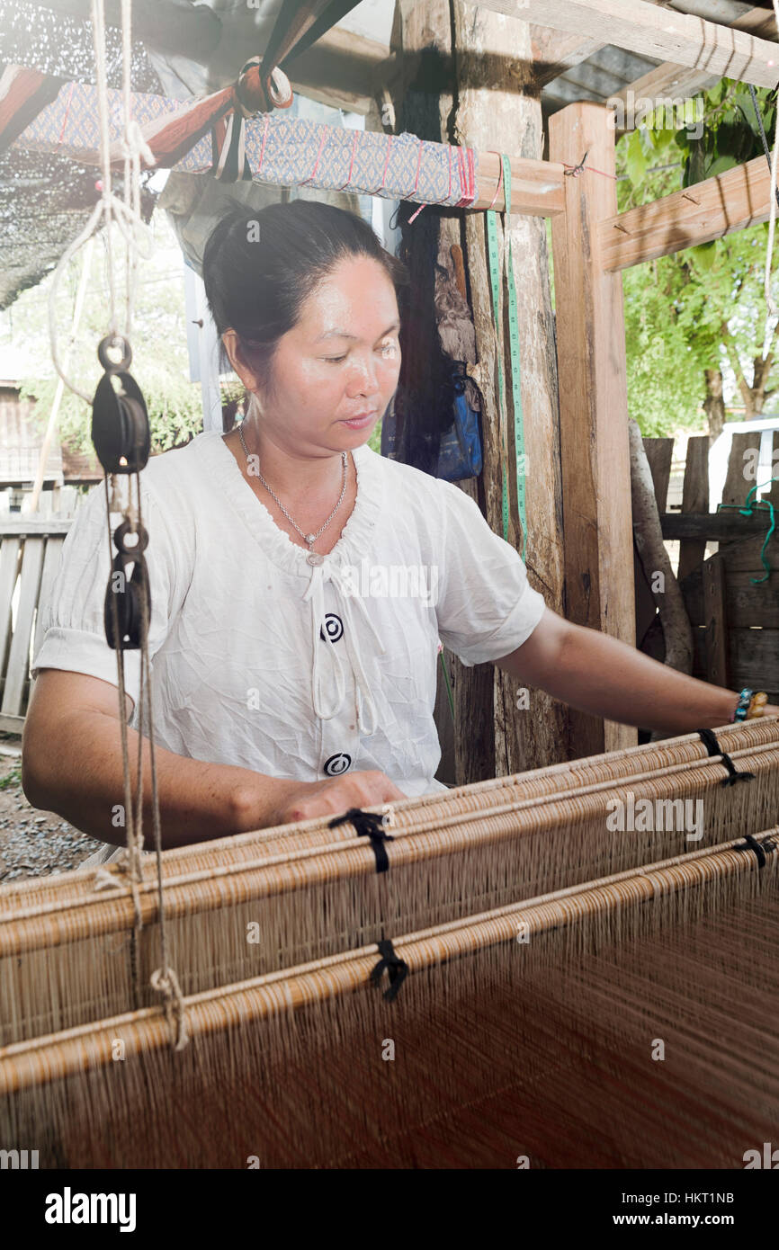 Tai Lue indigene Frau mit einem traditionellen Webstuhl, Nord-Thailand Stockfoto