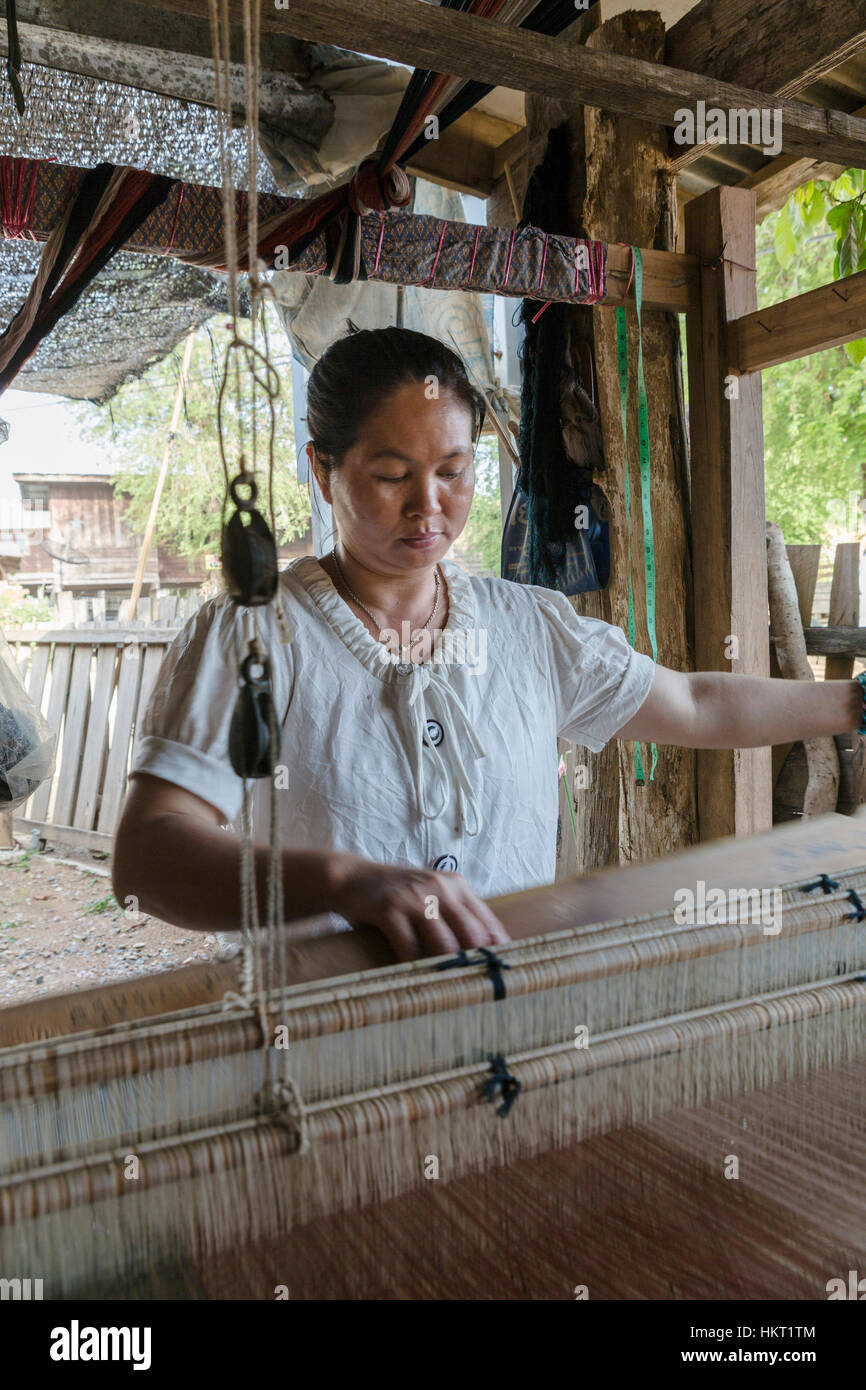 Tai Lue indigene Frau mit einem traditionellen Webstuhl, Nord-Thailand Stockfoto