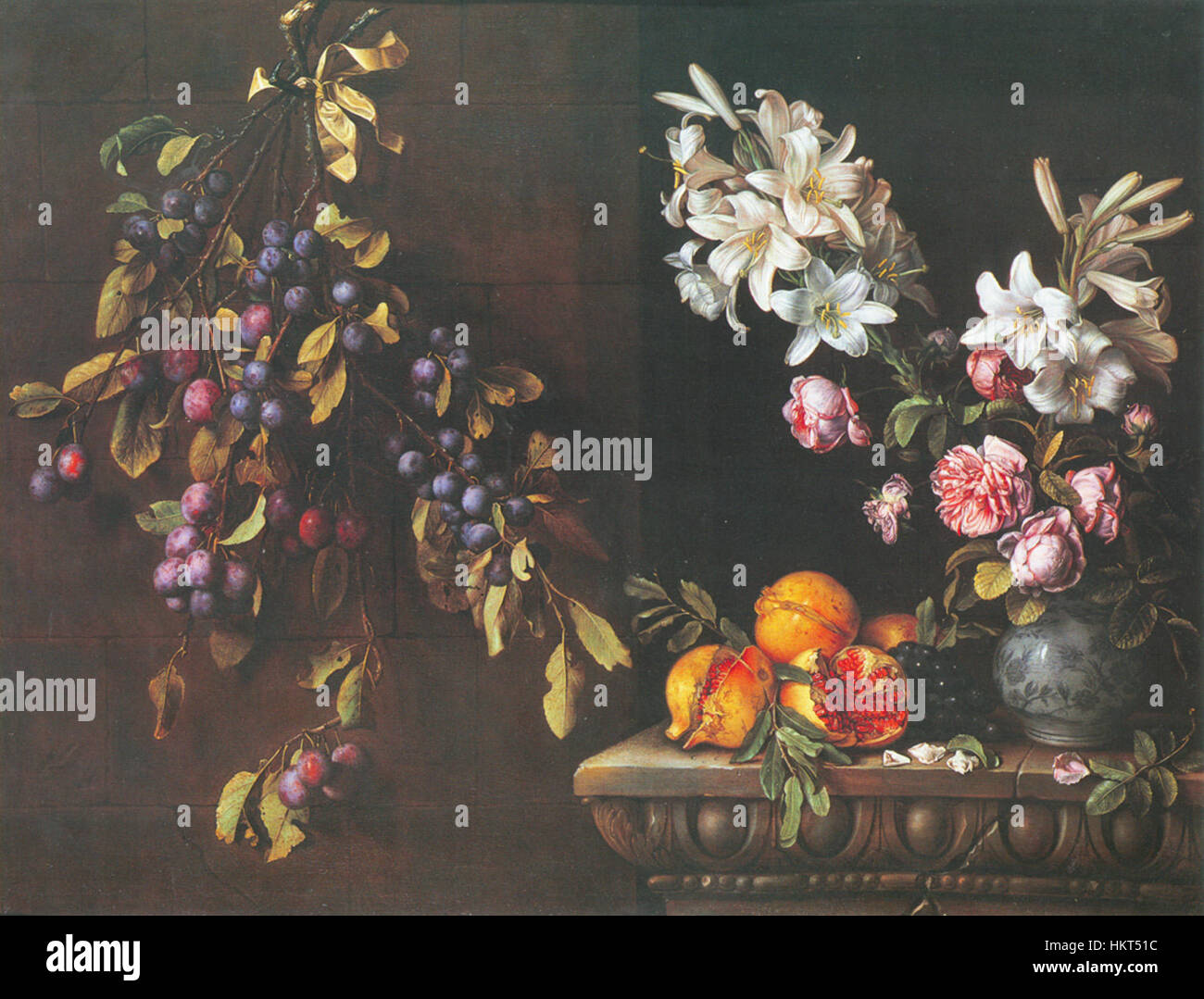 Pierre Dupuis' 'Nature Morte' ist ein Stillleben-Gemälde mit Blumen, Früchten und Alltagsgegenständen, das die vergängliche Schönheit des Lebens und die Kunst der Beobachtung des Alltäglichen repräsentiert. Stockfoto
