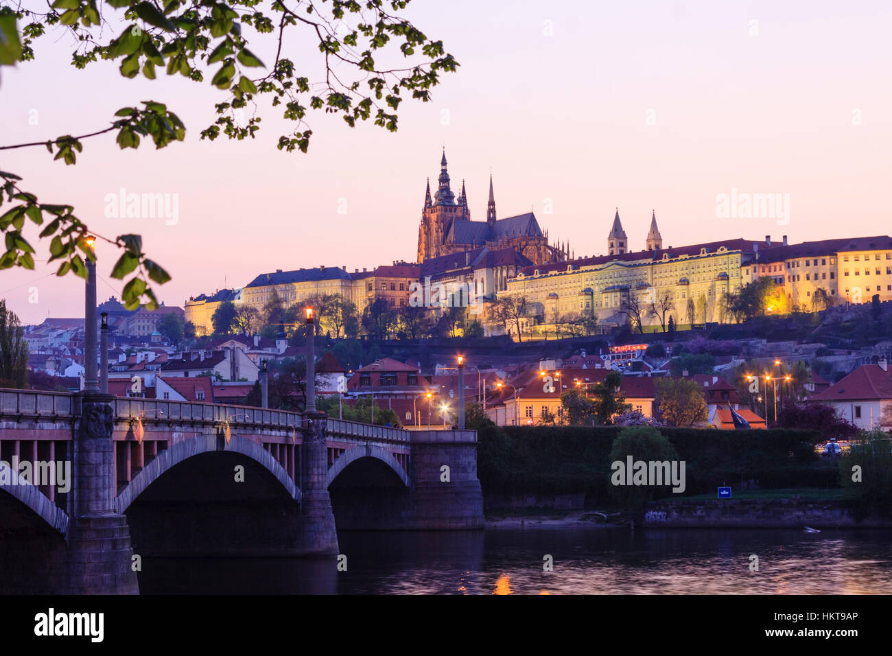 Blick auf den Sonnenuntergang der Pragerburg, Kathedrale, Mala Strana Viertel und Brücke über die Moldau in Prag, Tschechien, Zentraleuropa Stockfoto
