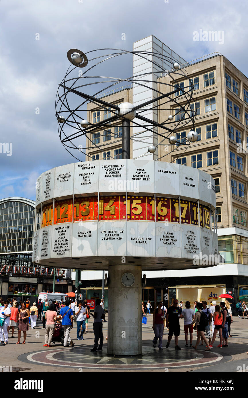 Die rotierenden Weltzeituhr mit kleinen Planeten oben am Alexanderplatz in Berlin, Deutschland. Stockfoto