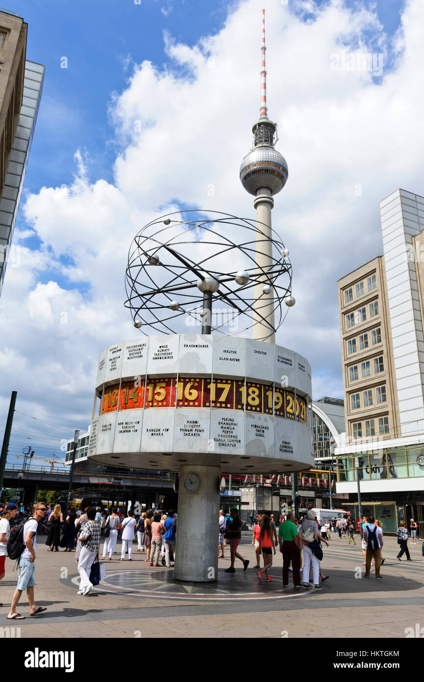 Die rotierenden Weltzeituhr mit oben genannten kleinen Planeten und der Fernsehturm in der Ferne am Alexanderplatz in Berlin, Deutschland. Stockfoto