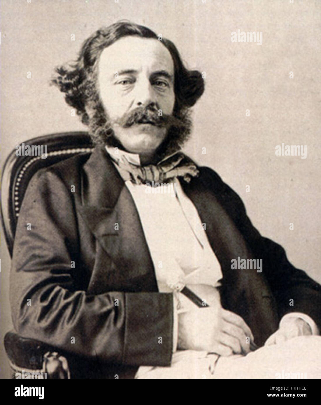 Dieses Foto zeigt Prinz Edoardo Alliata, einen italienischen Aristokraten und Figur in historischen europäischen Adelskreisen. Das Bild fängt seine Gestalt in einem formellen Ambiente ein und zeigt die Mode und das Verhalten der Zeit. Stockfoto