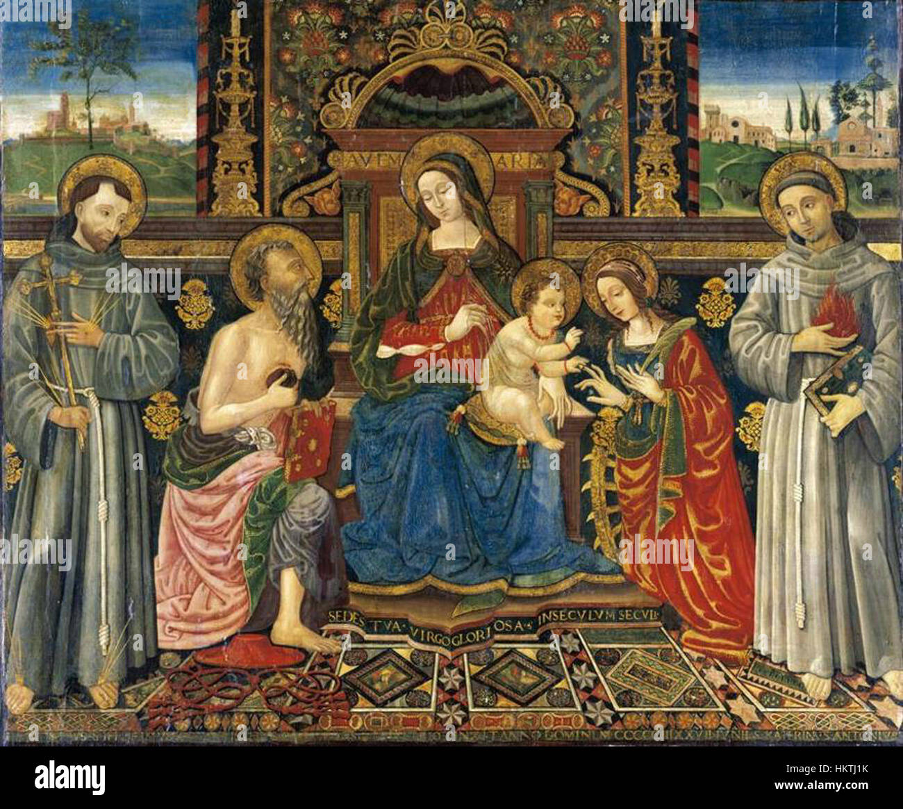 Dieses Renaissance-Gemälde von Francesco di Gabriele da Viterbo zeigt die thronende Madonna und das Kind, begleitet von Engeln und Heiligen. Das Werk reflektiert die spirituellen Themen der Zeit und hebt religiöse Hingabe durch komplizierte Details und symbolische Bilder hervor. Es ist ein wichtiges Beispiel für die religiöse Kunst der italienischen Renaissance. Stockfoto