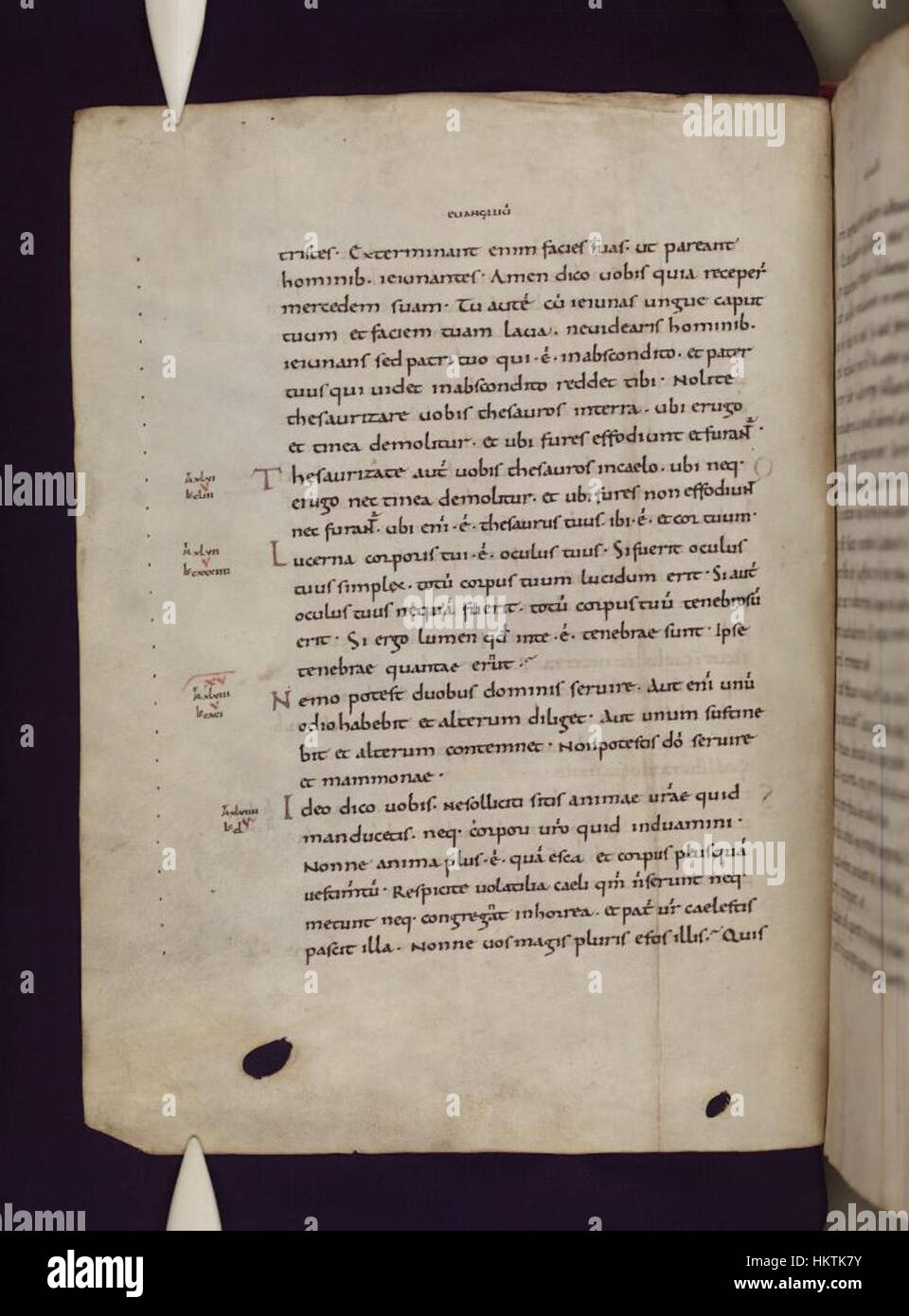 Das Manuskript der lateinischen Evangelien, das sich in den Bodleian-Bibliotheken befindet, zeigt 35v, eine bedeutende Seite voller komplizierter Kalligrafie und religiöser Kunstwerke. Es repräsentiert mittelalterliche Handschriften-Traditionen und christliche Kunst. Stockfoto