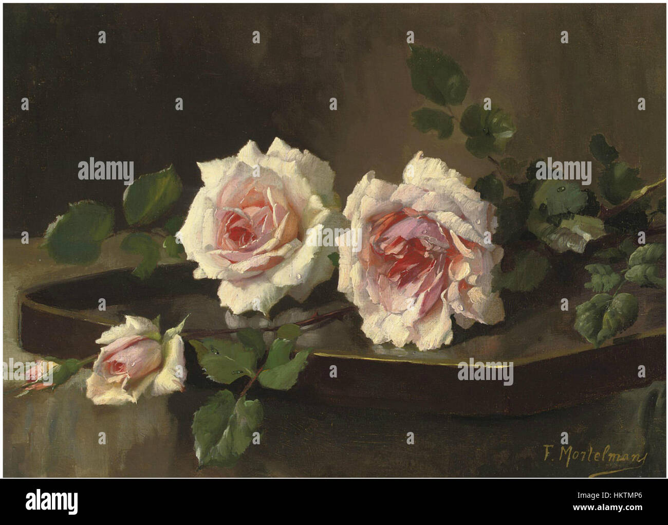 Das Gemälde von Frans Mortelmans zeigt zwei rosafarbene „Prince-de-Bulgarie“-Rosen, die seine Meisterschaft in der Blumenkunst zeigen. Die zarten Blütenblätter und sanften Töne unterstreichen sein Können, die Schönheit der Natur einzufangen. Stockfoto