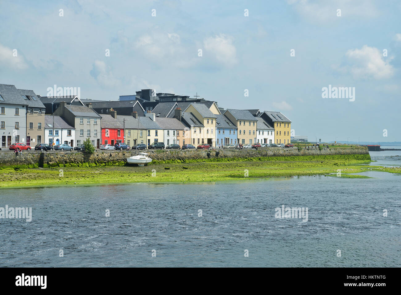 Eine bunte Straße in Galway, die Gesichter der Mündung des Flusses Corrib, mündet in den Atlantischen Ozean Stockfoto