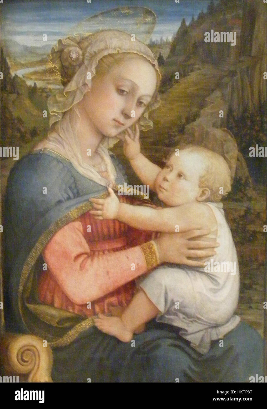 Maria mit dem Kinde, gemalt von Fra Filippo Lippi, stellt die Jungfrau Maria dar, die das Kind Jesus hält. Dieses Renaissance-Gemälde ist bekannt für seine ruhige Darstellung von Mutterschaft und göttlicher Anmut mit sanften Farbtönen und zarten Details. Lippis Beherrschung des Lichts und der Textur zeigt sich in der sanften Wiedergabe der Figuren, die die Wärme und Heiligkeit des Themas zum Ausdruck bringt. Stockfoto