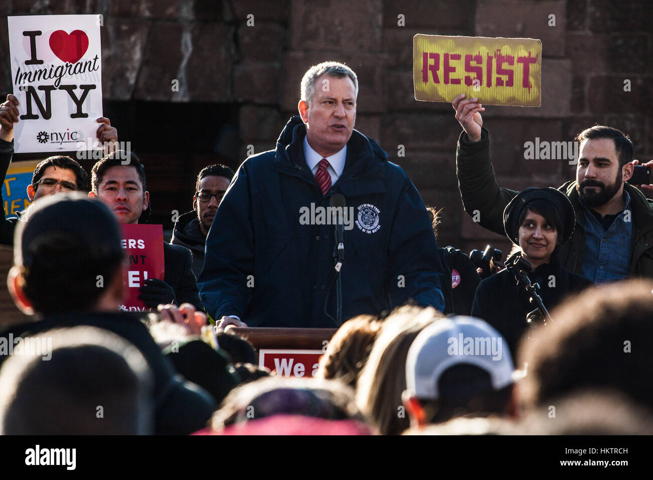 New York City, USA. 29. Januar 2017. New Yorks Bürgermeister Bill de Blasio spricht gegen US-Präsident Donald Trump Einwanderung Verbot bei einer Kundgebung in Battery Park Credit: Konstantin Sergeyev/Alamy Live News Stockfoto